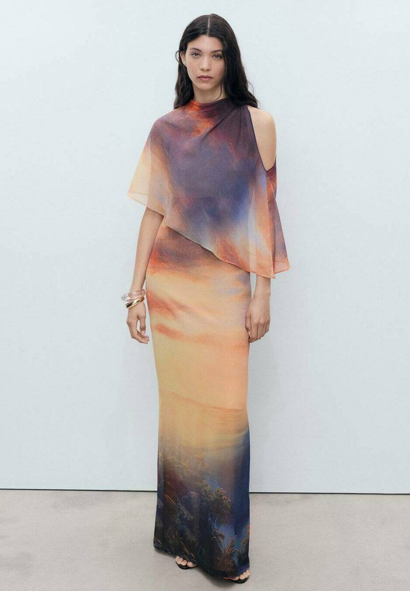 Maxi-jurk met een asymmetrisch ontwerp, met een gradient van oranje, paars en blauwe tinten, die een landschap aan de onderkant afbeeldt.