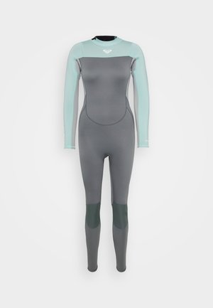Neoprenanzug mit langen Ärmeln, grauem Körper, hellblauen Schulterpaneelen und dunkelgrünen Kniepatches, aus dehnbarem Neoprenmaterial.
