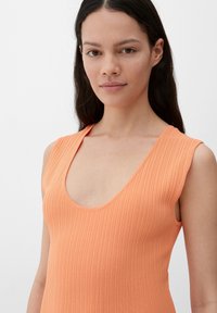 s.Oliver MIT STRUKTUR - Strickkleid - mango