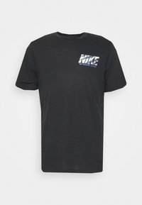 Černé bavlněné tričko s krátkým rukávem, na kterém se nachází lesklé modro-stříbrné logo Nike na levé straně hrudi. Klasický design s kulatým výstřihem.