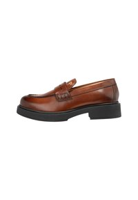 Mocassin en cuir marron avec un bout arrondi, des coutures d'accent et une semelle en caoutchouc noir. Présente une sangle décorative sur le dessus.