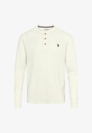 Biely dlhý rukáv Henley tričko zo zafilcovaného materiálu s tromi hnedými gombíkmi a malým čiernym vyšívaným logom hráča polo na hrudníku.