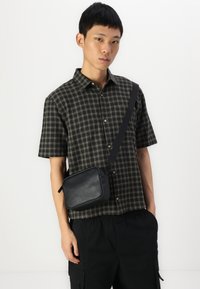 Hollister Co. Boxy Short-Sleeve Plaid Shirt - Camicia - melbourne black