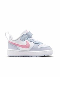 Hvit og lyseblå joggesko for småbarn med rosa Nike-swoosh, borrelåsstropp, lisser og polstret såle mot en enkel hvit bakgrunn.