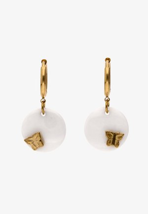 Kultaiset rengaskorvakorut, joissa on valkoiset pyöreät riipukset, jokaisessa pieni kultainen perhoskoriste.