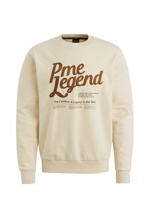 Sudadera beige hecha de una tela suave. Presenta un gran texto marrón "Pme Legend" y detalles impresos adicionales debajo. Cuello redondo clásico y puños acanalados.