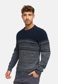 Lahe ja halli soonikkoosne sweater, millel on tekstureeritud horisontaalne triibumuster, ringkaelus ja pikad varrukad. Pehme materjal ja lõdva istuvusega.