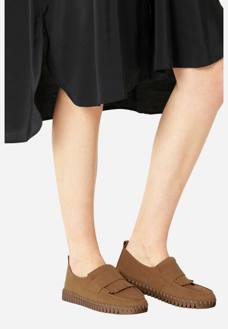 Brązowe buty wsuwane z fakturowanym wykończeniem i kontrastującą podeszwą. Zaprojektowane z miękkiego materiału o niskim profilu.
