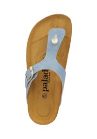 Blauwe suède teensandalen met een metalen gesp, een bruine gestructureerde binnenzool en zichtbare branding aan de onderkant van de voetbed. Gemaakt in Spanje.