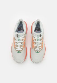 Nike Performance PEGASUS TRAIL 5 - Bėgimo bateliai, skirti nelygiam paviršiui - light silver/hyper crimson/light mango/vintage coral/khaki/laser orange
