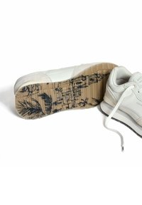 Sneakers bianche con suola testurizzata e decorata con motivi di palme, parte superiore in pelle liscia e un classico design con lacci.