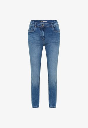 Slank gesneden blauwe denim jeans met knoop- en ritssluiting aan de voorkant, riemlussen en een vijfzakkenmodel, afgebeeld op een witte achtergrond.