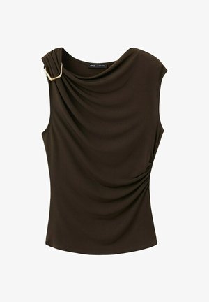 Top maro închis fără mâneci cu decolteu drapat și material adunat pe umăr de o cataramă aurie, cu drapaje laterale.