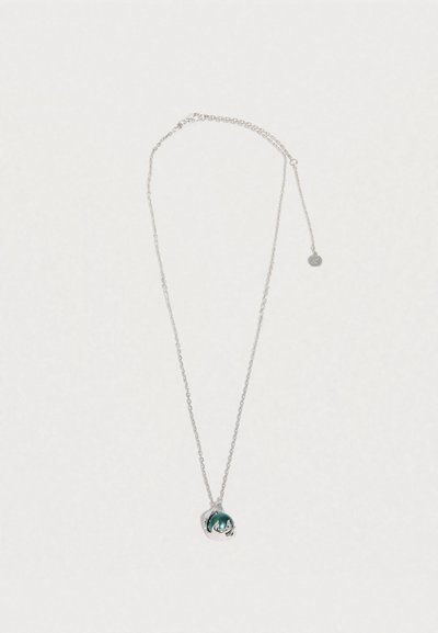 Ασημένιο κολιέ με αλυσίδα που διαθέτει μια τιρκουάζ πέτρα με λείο φινίρισμα, περικλεισμένη σε ασημένιο πλαίσιο. Ρυθμιζόμενο μήκος με ένα μικρό γούρι.