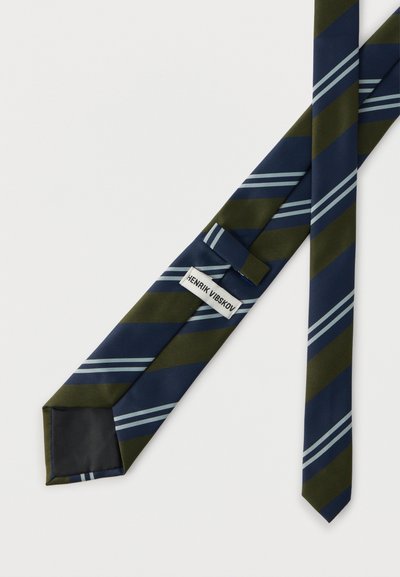 Γραβάτα με ρίγες σε ναυτικό μπλε και ελαιδί, με γαλάζιες λεπτομέρειες, κατασκευασμένη από απαλό ύφασμα. Φέρει ετικέτα με την επιγραφή "HENRIK VIBSKOV."