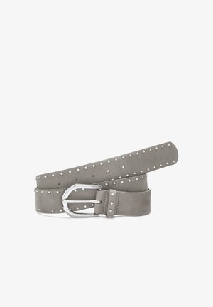 Grau Veloursledergürtel mit silbernen Nieten und einer silbernen Metallschnalle, aufgerollt mit der Schnalle nach vorne auf weißem Hintergrund.