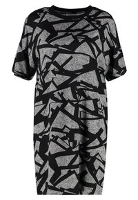 Krátké šaty s krátkými rukávy v černé a šedé barvě, s abstraktním geometrickým vzorem, volným střihem a měkkou texturou látky.