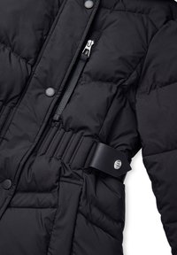 Giacca a vento nera con design trapuntato, cerniere, bottoni a pressione e una cintura con un accento metallico. Texture liscia.