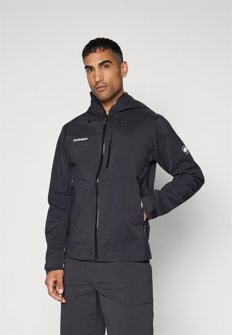 Schwarze Outdoor-Jacke mit Kapuze, ausgestattet mit einem Frontreißverschluss, zwei Seitentaschen und einem Logo auf der Brust und dem Ärmel. Glatte Textur.