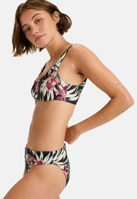 Květinový bikini set s černým základem a růžovými a zelenými tropickými vzory, tvarované košíčky a nastavitelné popruhy. Vysoké kalhotky.