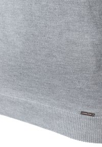 Helles graues gestricktes Sweatshirt mit geripptem Muster und Saum. Verfügt über ein kleines silbernes Markenetikett an der unteren Seite. Glatte Stoffoberfläche.