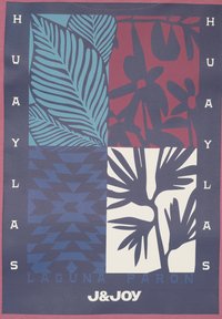 Grafisch T-shirt met gedurfde, tropische blaadjespatronen in tinten blauw en bordeauxrood, met de tekst "HUAYLAS" en "LAGUNA PARON" in het wit.