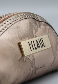 Pochette beige con cerniera, decorata con una mappa del mondo e un'etichetta metallica dorata con il nome del marchio "1ª CLASSE."