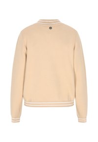 Beige trui met een gestructureerde afwerking, witte gestreepte accenten op de kraag en manchetten, en een knopdetail aan de achterkant.