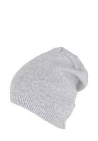 Berretto in maglia grigia con design slouchy, dotato di un bordo a costine e texture morbida. Nessun motivo visibile o dettagli metallici.