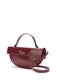 Bordová kabelka z lakovanej kože s zaobleným tvarom, horným rúčikom a odnímateľným ramenným popruhom. Má plochú preklápaciu klopu a kovové kovanie.