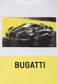 T-shirt bianco e giallo con una grafica nera di un'auto e la scritta "BUGATTI" in lettere grasse nere in basso.