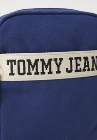 Tommy Jeans RETRO COOL REPORTER - Cross body bag - blue