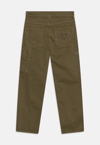 Pantalons cargo olive avec une coupe droite, dotés de deux poches arrière, d'une poche latérale et d'un détail de logo triangulaire. Texture de tissu lisse.