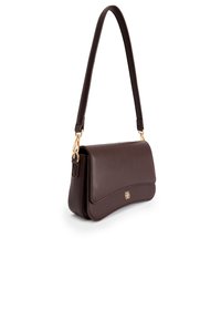Dunkelbraune Leder Schultertasche mit goldfarbener Hardware, gewölbtem Klappenverschluss und abnehmbarem Tragegurt vor weißem Hintergrund.