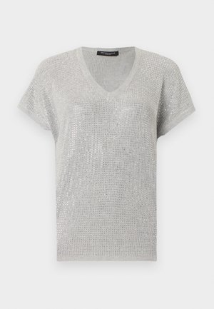 Pull à col en V argenté à manches courtes avec un motif tricoté texturé scintillant et une coupe décontractée.