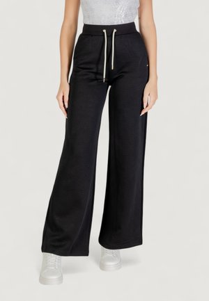 Zwarte wijde broek gemaakt van gestructureerde stof met een elastische tailleband en trekkoord. Voorzien van accenten van goudkleurige hardware.