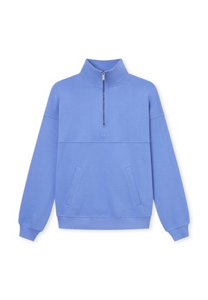 Svetlo modrý pulóver so zipsom a vysokým golierom, polovičný zips dopredu a predné vrecká. Mäkká tkanina s hladkou textúrou.