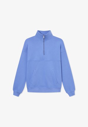 Svetlo modrý pulóver so zipsom a vysokým golierom, polovičný zips dopredu a predné vrecká. Mäkká tkanina s hladkou textúrou.