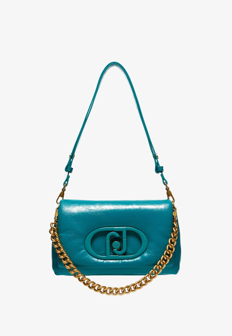 Geantă din piele teal cu un strap din lanț auriu, formă curbată, detaliu logo embosat, finisaj texturat și accente netede.