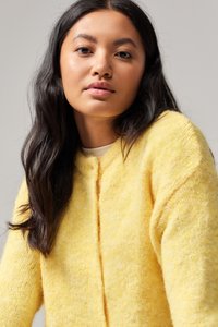 BDG Urban Outfitters FLUFFY CARDI - Casaco de malha - lemon