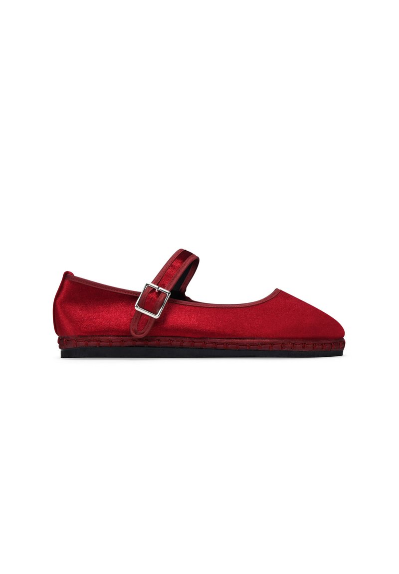 Chaussures plates Mary Jane en satin rouge avec une seule bride ajustable, bout arrondi et semelle en caoutchouc noir avec un détail tressé.