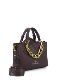Borsa in pelle bordeaux scuro con superficie testurizzata, dettaglio della catena tono oro, manici doppi e tracolla staccabile con logo.
