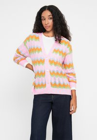 Πολύχρωμο πλεκτό cardigan με κυματιστά σχέδια σε ροζ, πορτοκαλί, πράσινο και μπλε, με v- λαιμό και κούμπωμα.