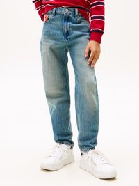 Jeans din denim de culoare albastru deschis, cu o croială relaxată, având un închidere cu nasturi, cinci buzunare și o ușoară decolorare. Asortați cu adidași albi.