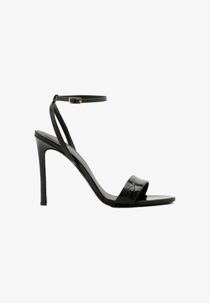 Sandales à talons hauts noires avec un motif crocodile, ouvertes à l'avant, et une fine sangle à la cheville ajustable. Talon mince et design minimaliste.