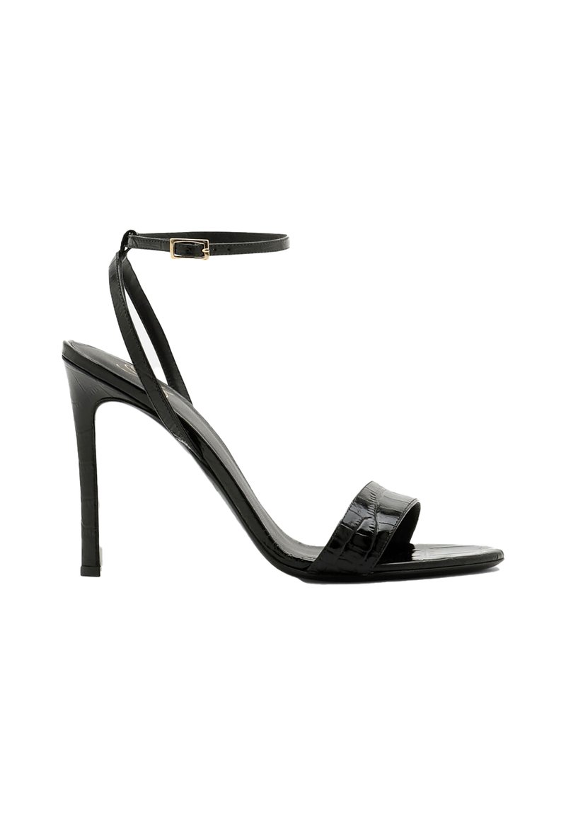 Sandalias de tacón alto negras con textura de cocodrilo, con punta abierta y correa ajustable en el tobillo. Tacón delgado y diseño minimalista.