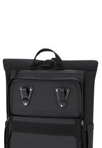 Rucsac negru cu un compartiment cu fermoar, două clipsuri metalice, un mâner de sus și un design dintr-un material texturat. Include un curea ajustabilă.
