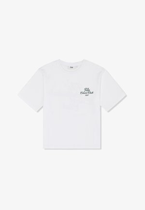 T-shirt blanc à manches courtes FILA avec le texte "Fila Court Club 1911" en vert sur la poitrine gauche.