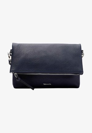 Granatowa skórzana kopertówka z przednią klapą, srebrnym suwakiem oraz odpinanym paskiem. Teksturowana powierzchnia z subtelnym akcentem logo.