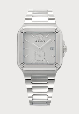 Montre-bracelet Versace argentée avec cadran carré, index horaires minimalistes, guichet date et bracelet en acier inoxydable.